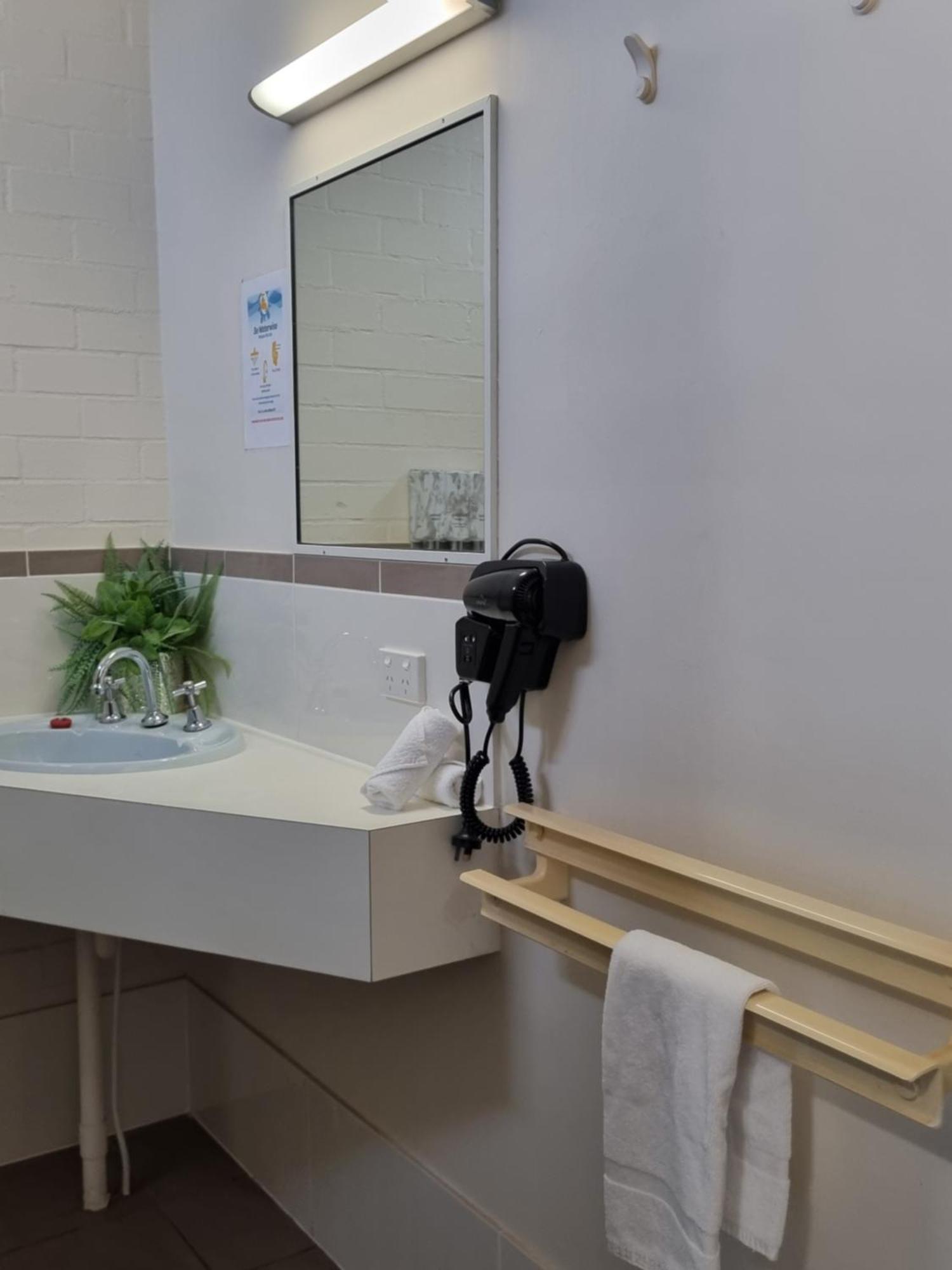 Y Motels Yarraman Екстериор снимка